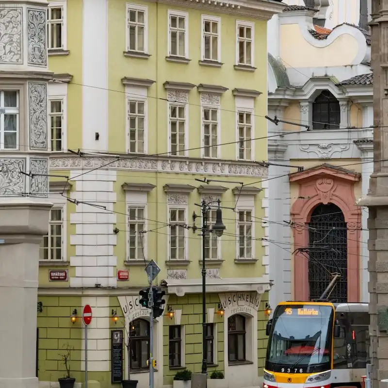 Dům v Praze a tramvaj.